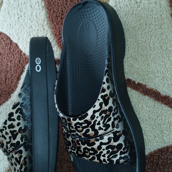 Women's OOFOS leopard print slides size 38 - Picture 5 of 8